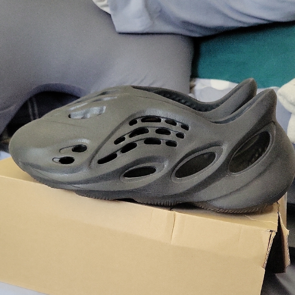 Yeezy FOAM RNR Size 12 Onyx - Used Good Condition - Og Box Slightly Damaged - Picture 5 of 5